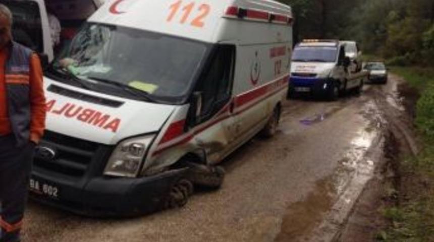 Hasta Almaya Giden Ambulans İle Otomobil &Ccedil;arpıştı: 2 Yaralı