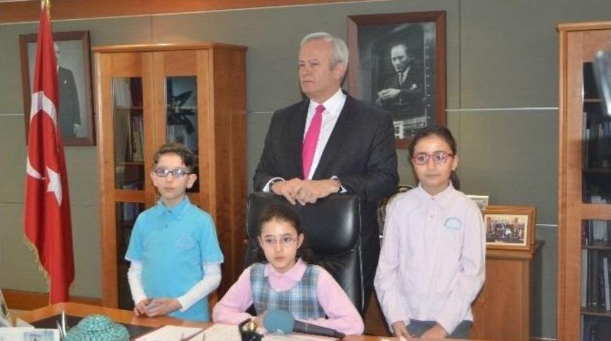Başkan Hayri İn&ouml;n&uuml; Koltuğunu &Ccedil;ocuklara Devretti