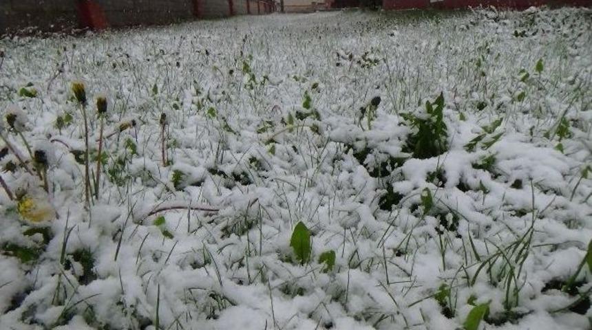 Erzincan&rsquo;da Nisan Ayında Yağan Kar &Ccedil;ocukları Sevindirdi
