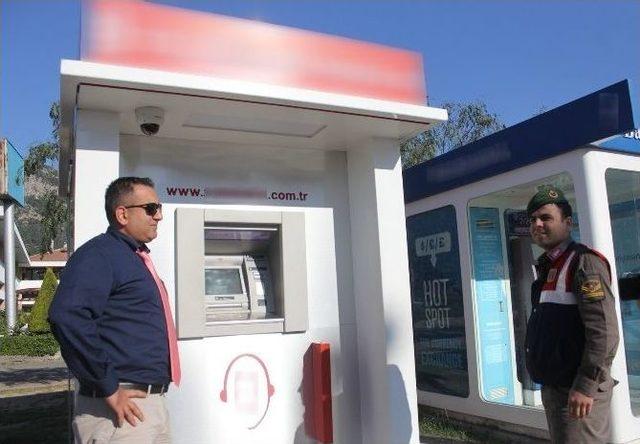 (özel Haber) Uyanık Vatandaşın Dikkati Atm Hırsızlarını Engelledi