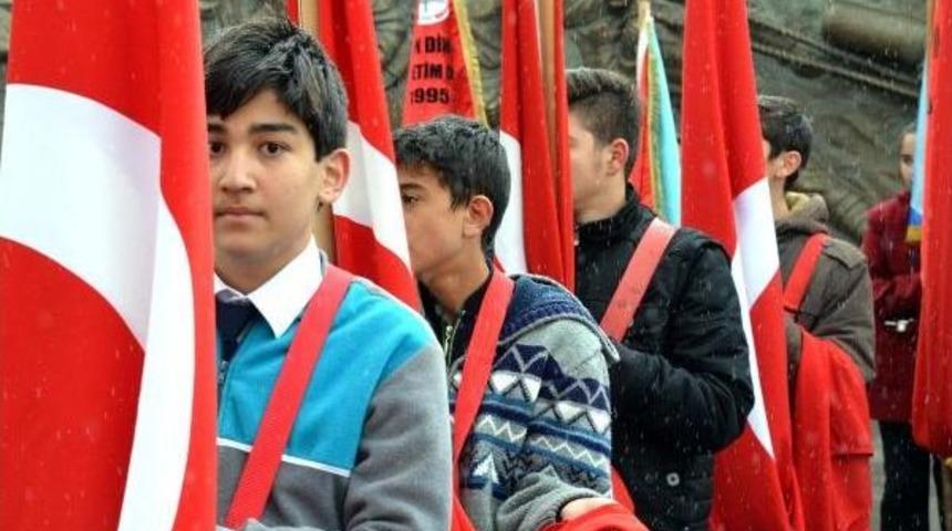 Kayseri'de 23 Nisan Bayramı Kar Yağışı Altında Kutlandı