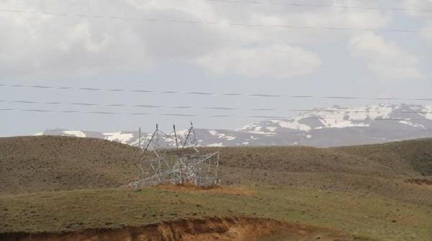 Başkale’De Rüzgar Direkleri Devirip, Çatıları Uçurdu