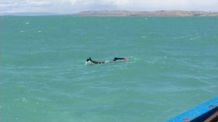 Barış Ve Kardeşlik İçin Van Gölünü Yüzdü G2