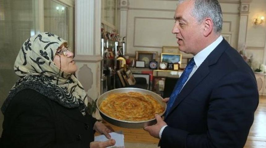 Mümine Teyzeden Başkan Aydın’a Teşekkür Böreği