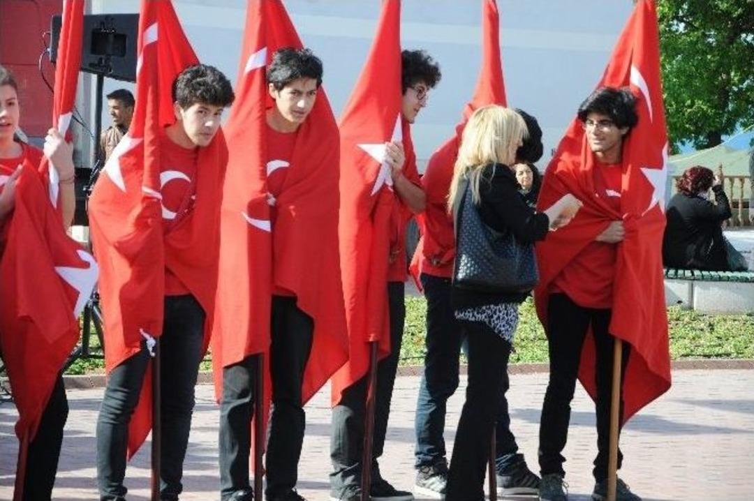 T&ouml;renlerde &Ouml;ğrenciler &Uuml;ş&uuml;memek İ&ccedil;in Bayraklara Sarıldılar