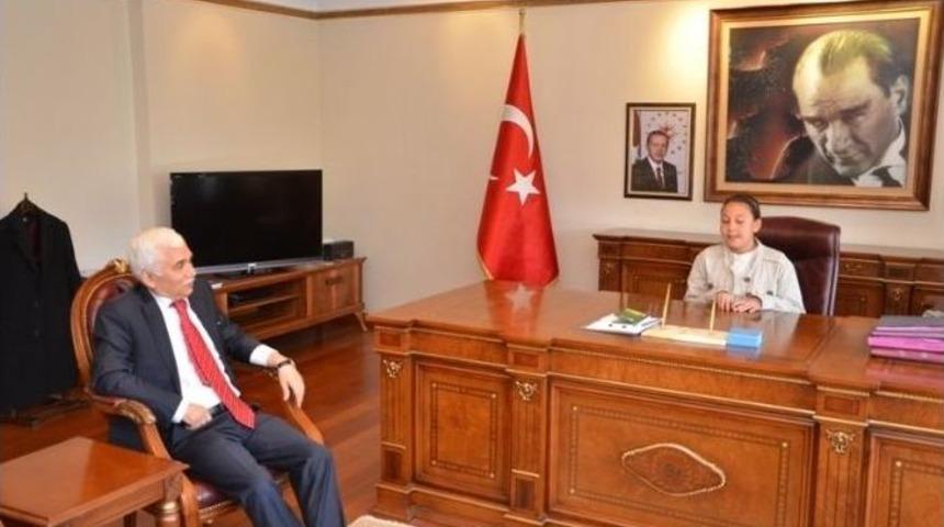 Vali Alimoğlu Koltuğunu 3 &Ouml;ğrenciye Devretti