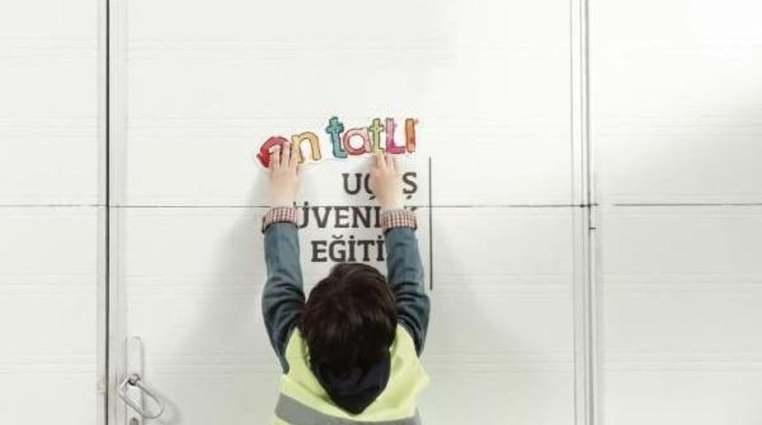 Thy'den &Ccedil;ocuk Yolcuların Davranışlarını Anlatan "en Tatlı U&ccedil;uş G&uuml;venlik Eğitimi" Videosu