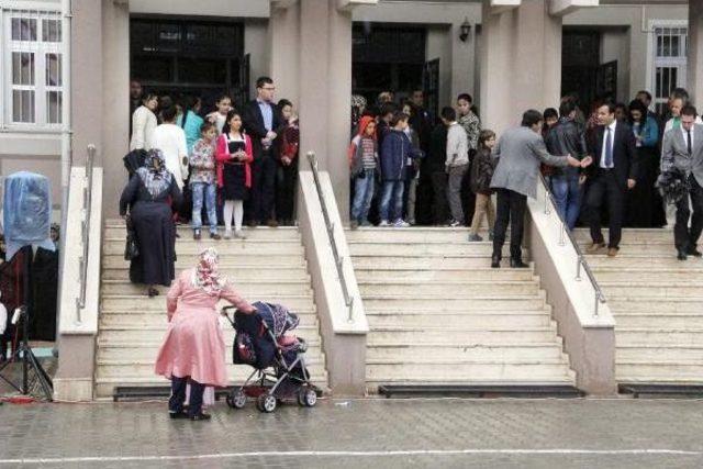 Şanlıurfa’Da 23 Nisan Kutlamalarına Yağmur Engeli