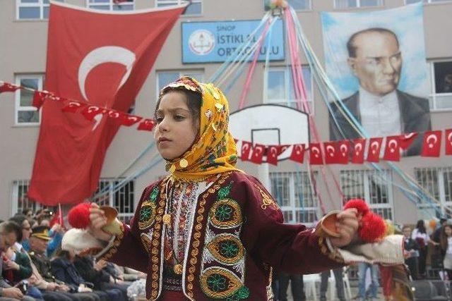 Minik Öğrenci Şiir Okurken Gülme Krizine Girdi