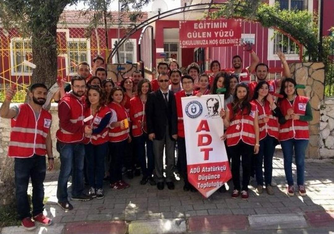 G&ouml;n&uuml;ll&uuml; &Ouml;ğrenciler 23 Nisan&rsquo;da Okul Boyadı