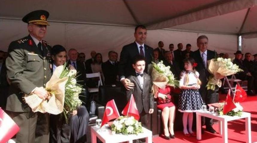 İzmir'de 500 &Ouml;ğrenciden 23 Nisan G&ouml;sterisi