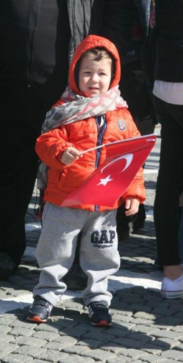 İzmir'de 500 Öğrenciden 23 Nisan Gösterisi