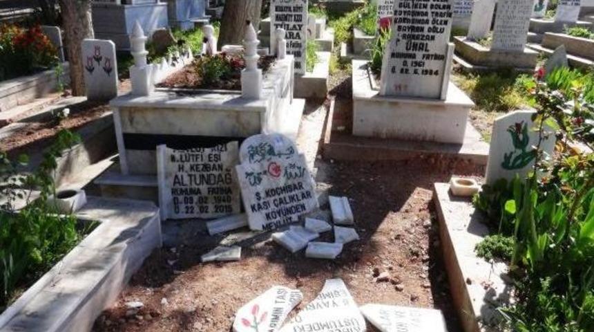 Anneannesinin Mezarını Tahrip Ettiği Iddiası