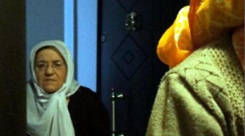 Zili &Ccedil;alıp Sprey Sıktılar, Yaşlı Kadın Bağırınca Ka&ccedil;tılar