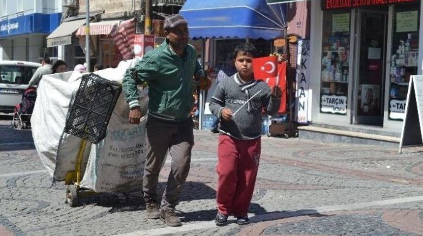 Herkes Bayrama O Karton Toplamaya