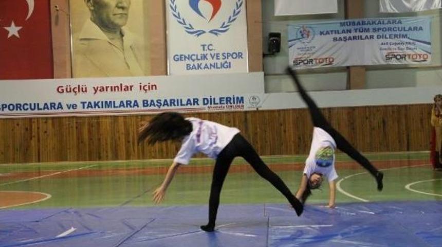 Eğitimli K&ouml;peklere Bocuk Bayramında G&ouml;steri Yaptırıldı