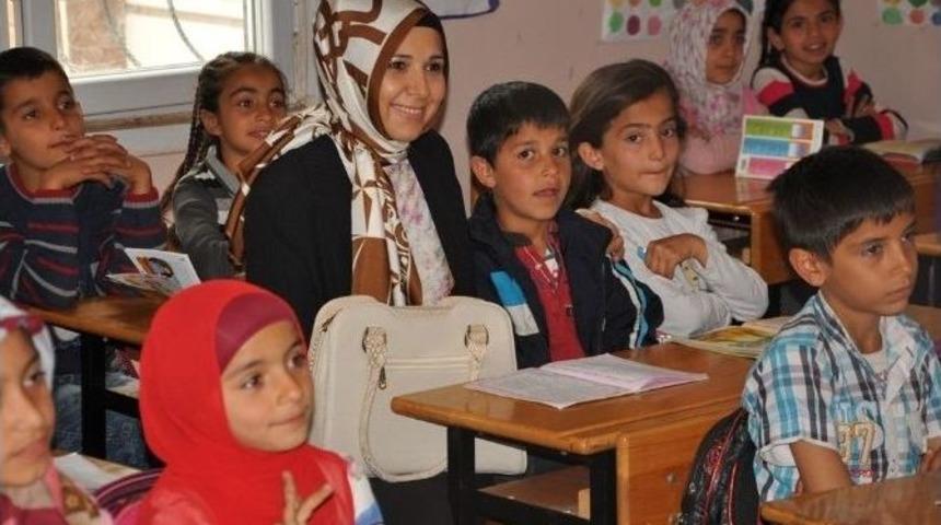 Zeliha Su, &Ouml;ğrencilere Diş Fır&ccedil;ası Ve Macunu Dağıttı