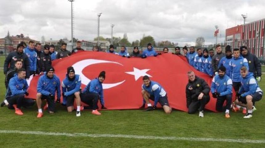 Eskişehirsporlu Futbolcular Antrenman &Ouml;ncesi T&uuml;rk Bayrağı A&ccedil;tı