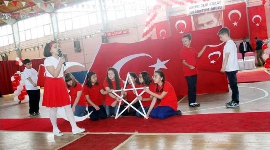 Bayrak Şiirini Okuyan &Ouml;ğrenci Hem Ağladı, Hem De Ağlattı