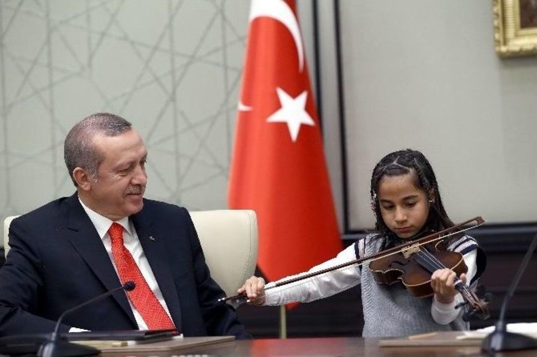 23 Nisan &Ccedil;ocuklarından Cumhurbaşkanı Erdoğan&rsquo;ı Duygulandıran Şarkı