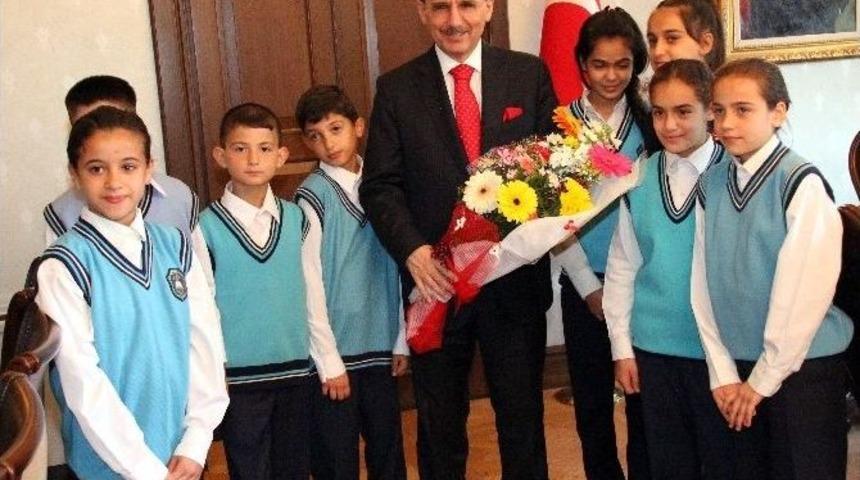 Temsili Vali: &ldquo;23 Nisan T&uuml;m D&uuml;nyaya Barış Getirsin&rdquo;