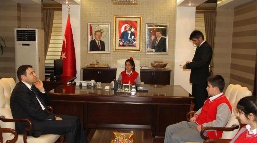 Ağrı Valisi Işın Koltuğunu Merve&rsquo;ye Teslim Etti