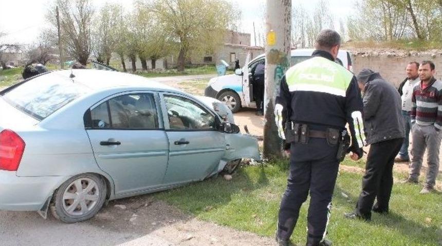 Otomobil Elektrik Direğine &Ccedil;arptı: 1 Yaralı