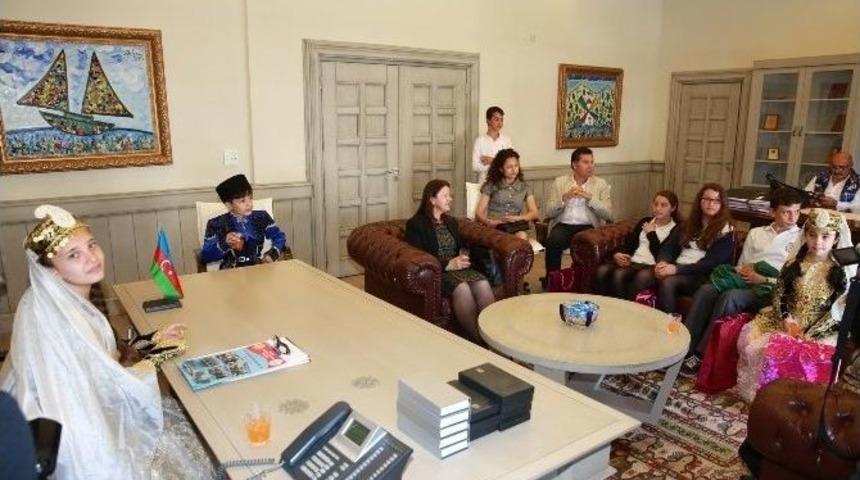 Biri T&uuml;rk Biri Azeri &Ouml;ğrenciler, Başkan Kocadon&rsquo;un Koltuğuna Oturdu