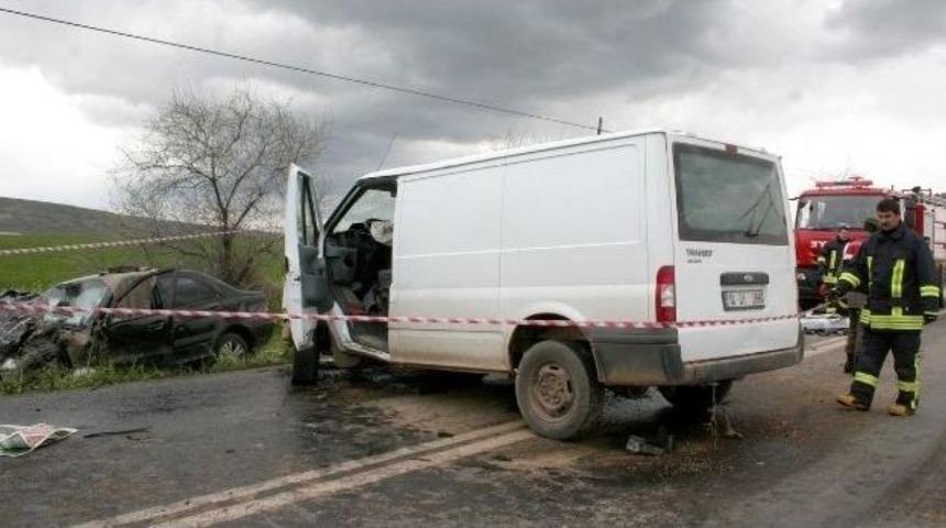 &Ccedil;ankırı&rsquo;da Trafik Kazası: 2 &Ouml;l&uuml;, 2 Yaralı