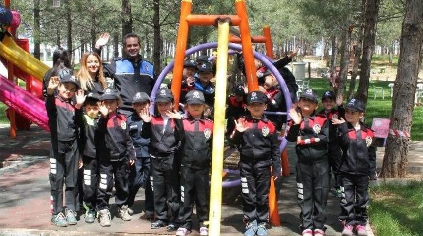 Polisler &Ouml;ğrencilerle Bir Araya Geldi