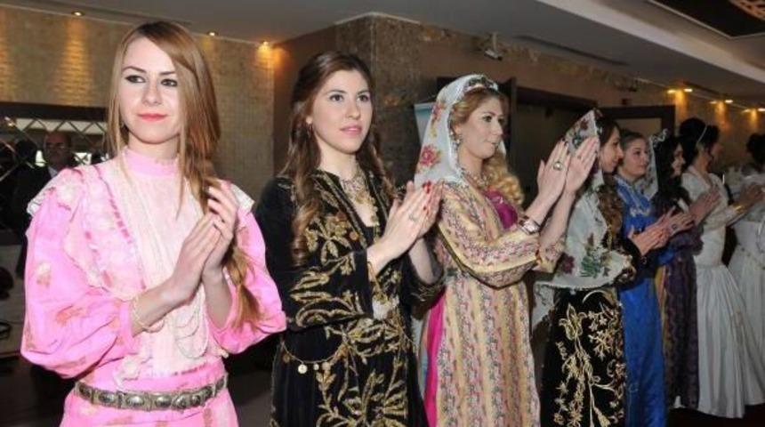 Sivaslı Kadınlardan Eski D&uuml;ğ&uuml;n Kıyafetleri Defilesi