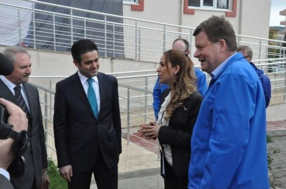 Bakan Ronaldson&rsquo;a &Ccedil;anakkale Seramiği Hediye Ettiler