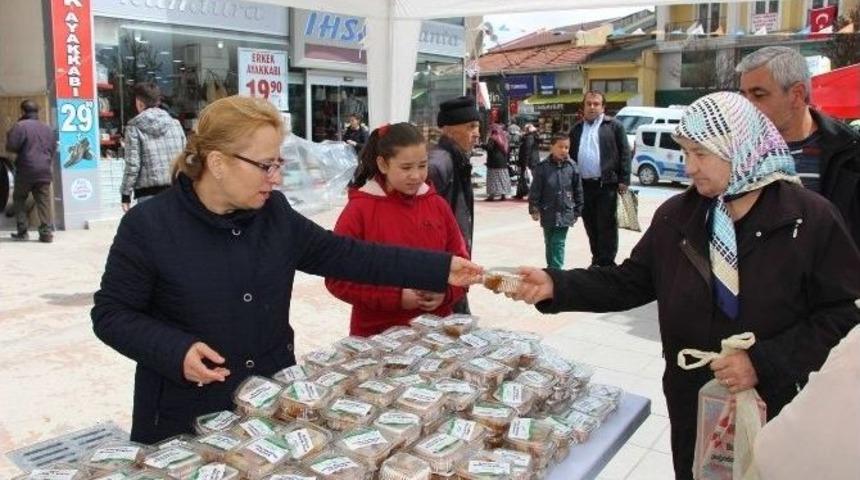 Bolu Belediyesi Regaip Kandili Dolayısıyla Belediye &Ouml;n&uuml;nde Lokma Dağıttı