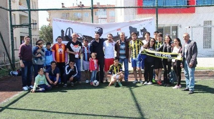 &Ouml;zel &Ouml;ğrenciler Halı Sahada Ma&ccedil; Yaptı