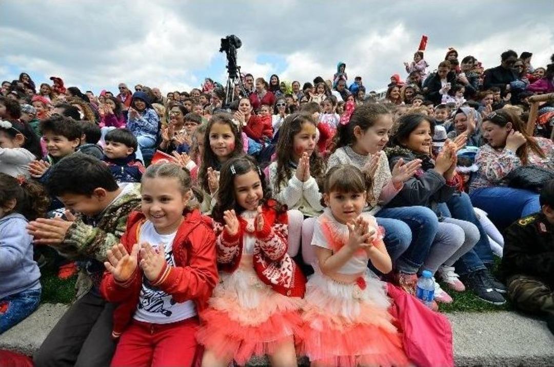 &Ccedil;ocuk Bayramı Coşkusu İzmir&rsquo;i Sardı