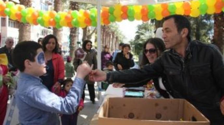 Dernekten Çocuklara Elma Şekeri, Kitap Ve Fidan