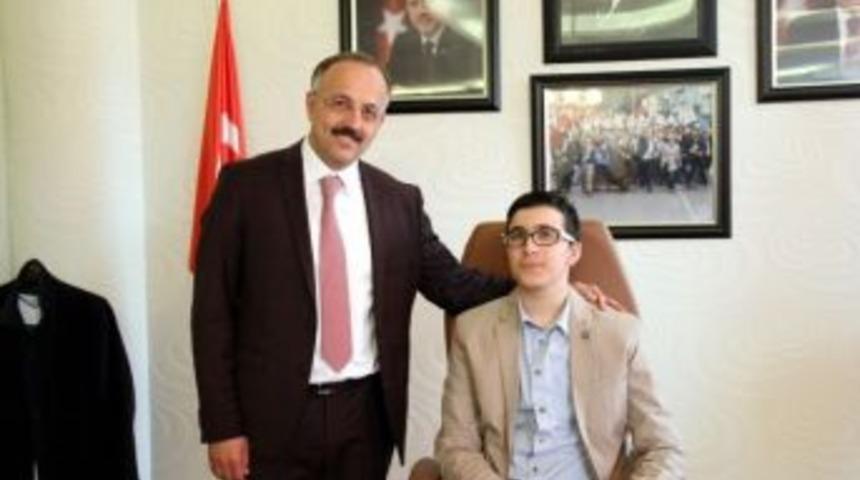 T&uuml;rkiye&rsquo;de İlk Defa Bir Belediye Başkanı Koltuğunu Otizmli &Ccedil;ocuğa Bıraktı