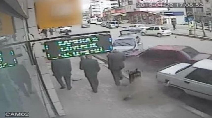 Kadın S&uuml;r&uuml;c&uuml; Park Halindeki 3 Araca &Ccedil;arptı: 4 Yaralı