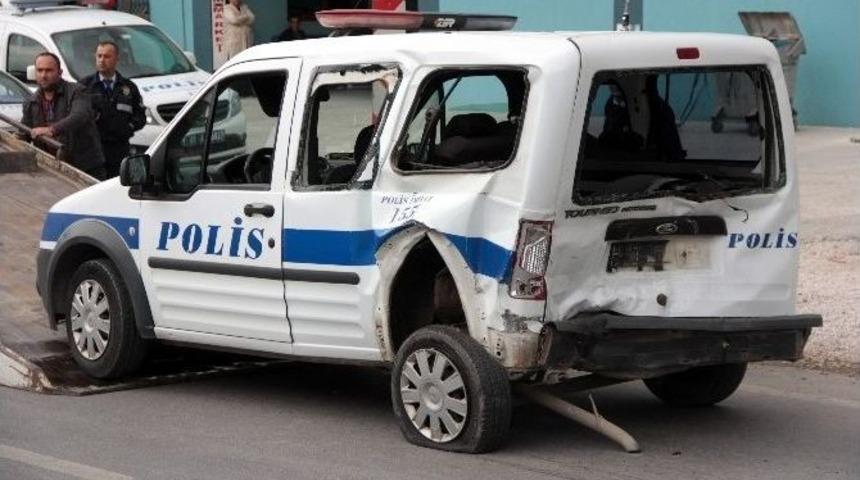 Kalp Krizi Ge&ccedil;iren S&uuml;r&uuml;c&uuml; Polis Otosuna &Ccedil;arptı