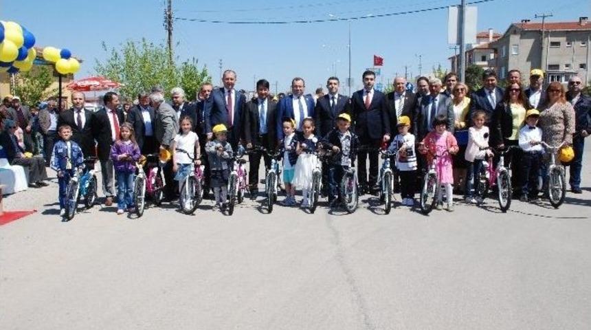 Biga Fenerbah&ccedil;eliler Derneği &Ccedil;ocuklara Bisiklet Dağıttı