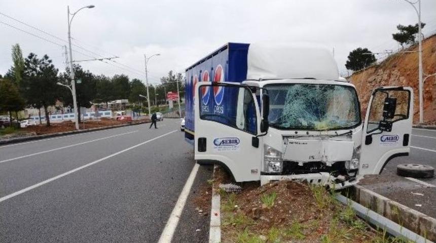 Malatya &Ccedil;evre Yolunda Kaza: İki Yaralı