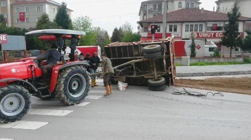 Bartın &Ccedil;atmaca Kavşağında R&ouml;mork Devrildi