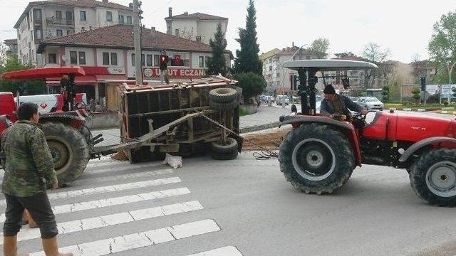 Bartın Çatmaca Kavşağında Römork Devrildi