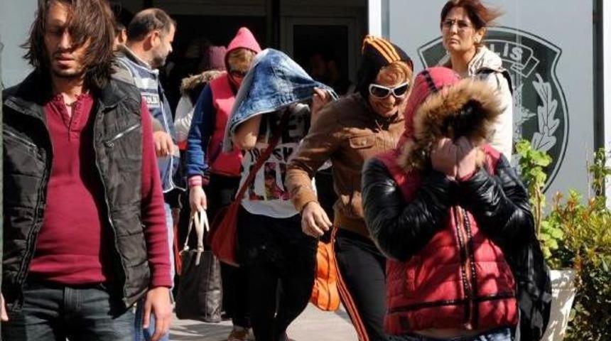 Antalya'da Fuhuş Operasyonu: 32 G&ouml;zaltı