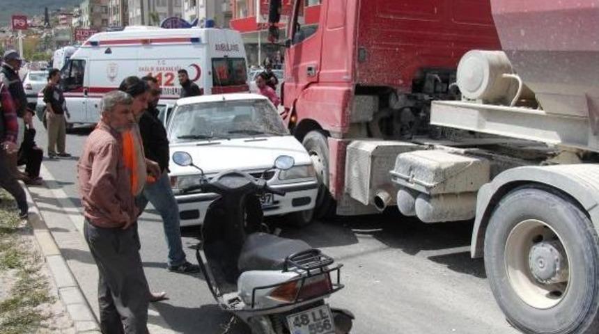 Otomobil Tır'ın Altında 10 Metre S&uuml;r&uuml;klendi: 3 Yaralı