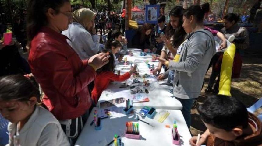 &Ccedil;ocuklar Barışa Y&ouml;nelik Hayallerini Elleriyle Dışa Vurdular