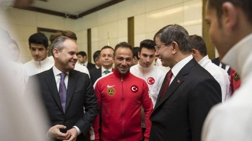 Başbakan Davutoğlu D&uuml;nya Şampiyonlarıyla Buluştu