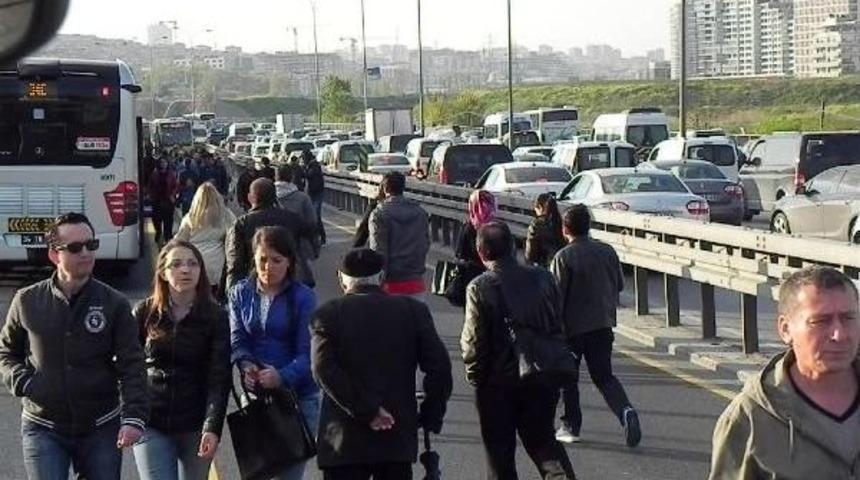 Otomobil, Metrob&uuml;s Yoluna Girdi: 3 Yaralı