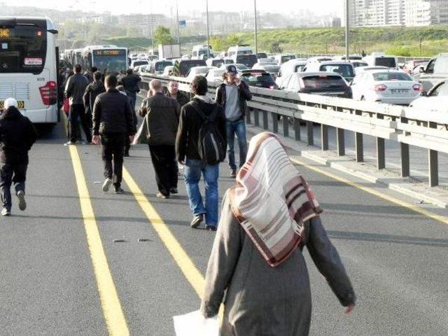 Otomobil, Metrobüs Yoluna Girdi: 3 Yaralı