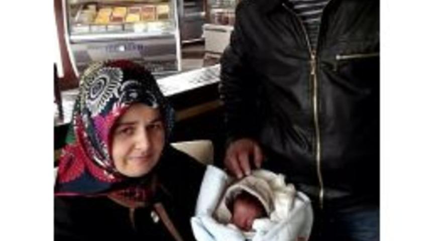 18 Yıllık &Ccedil;ift, 8'nci Denemelerinde T&uuml;p Bebekle &Ccedil;ocuk Sahibi Oldu